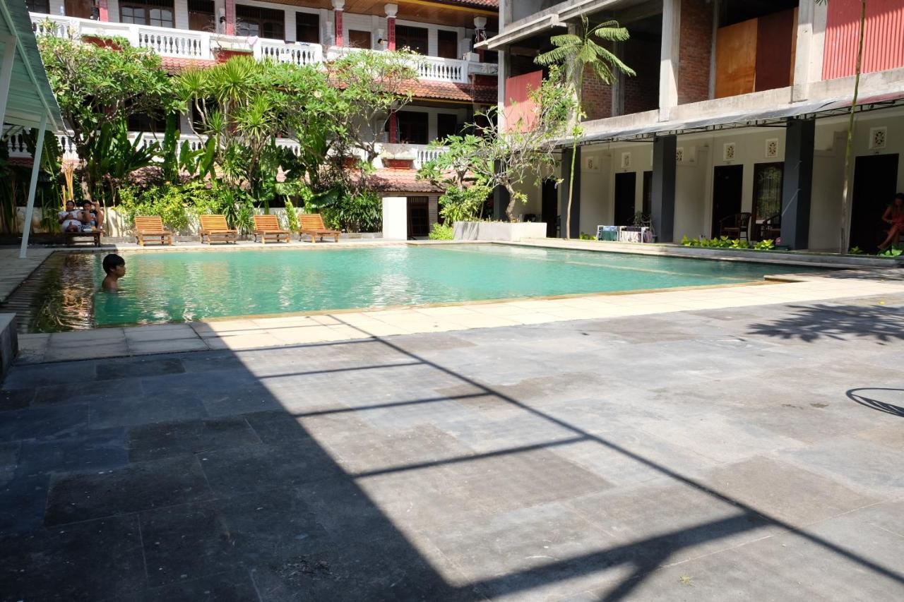 Готель Palm Garden Kuta Кута Екстер'єр фото