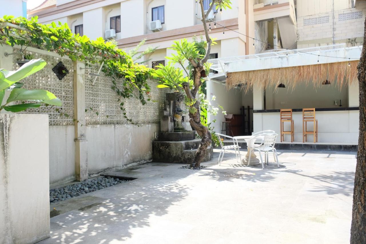 Готель Palm Garden Kuta Кута Екстер'єр фото