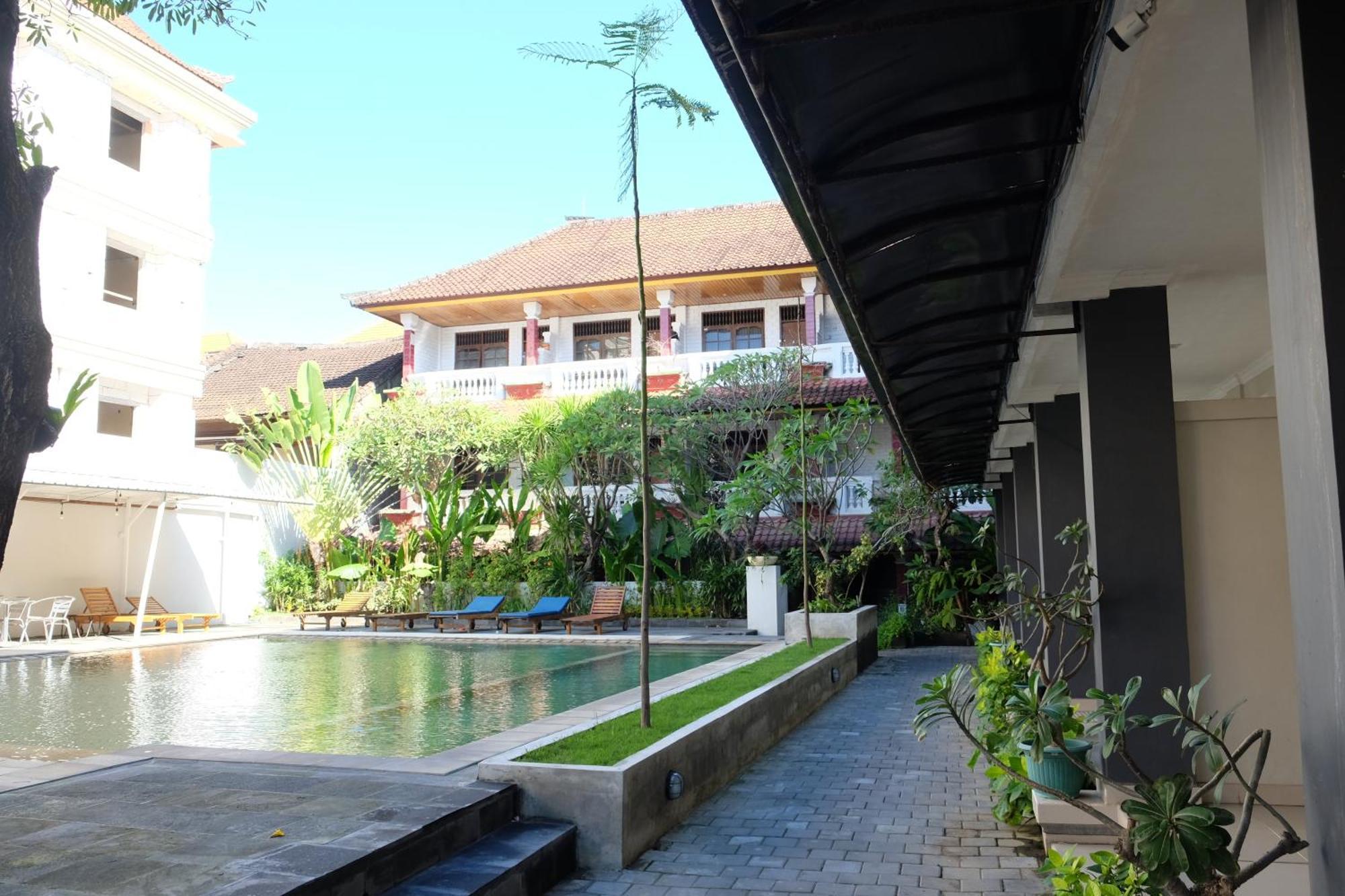 Готель Palm Garden Kuta Кута Екстер'єр фото
