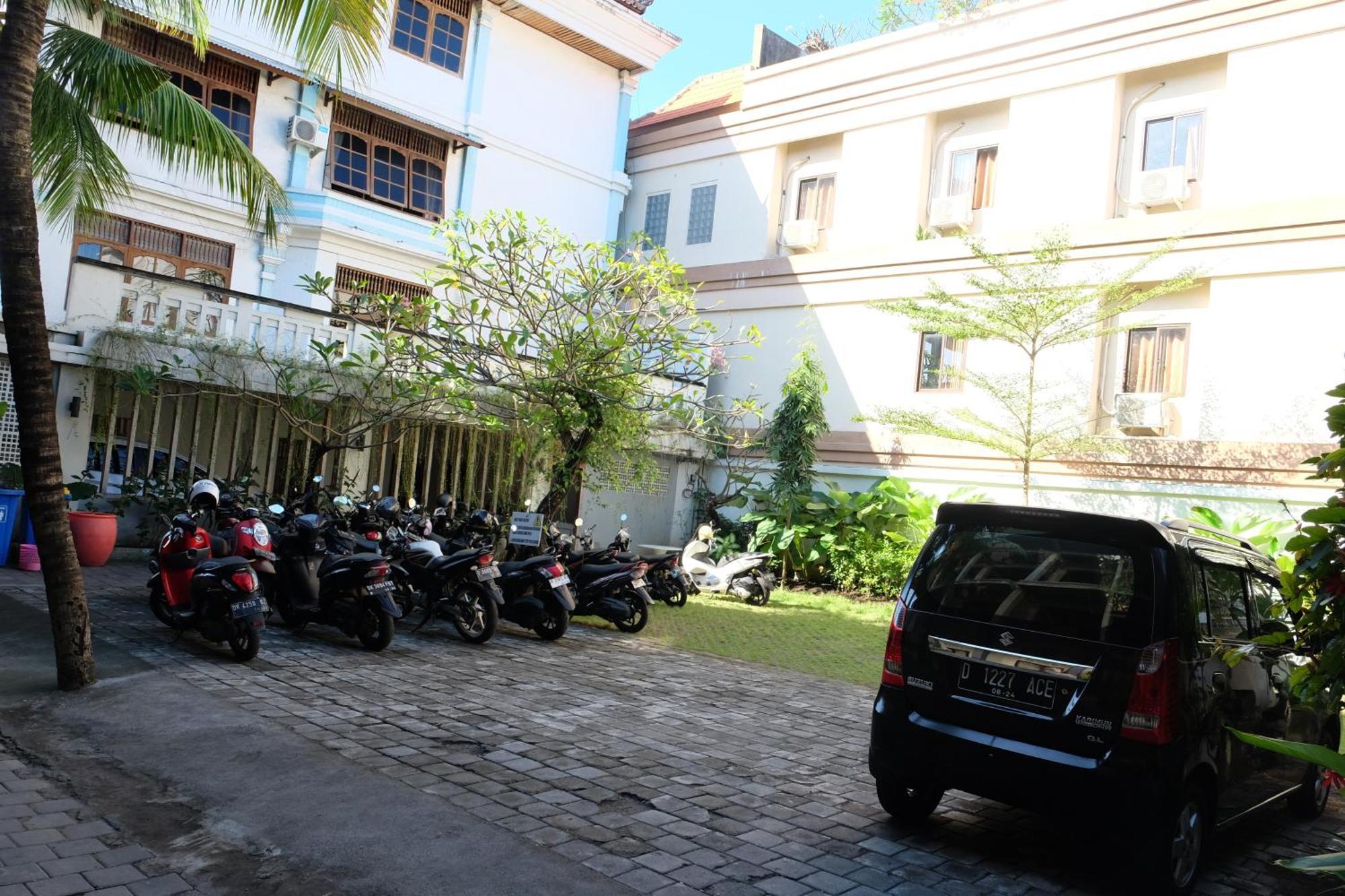 Готель Palm Garden Kuta Кута Екстер'єр фото