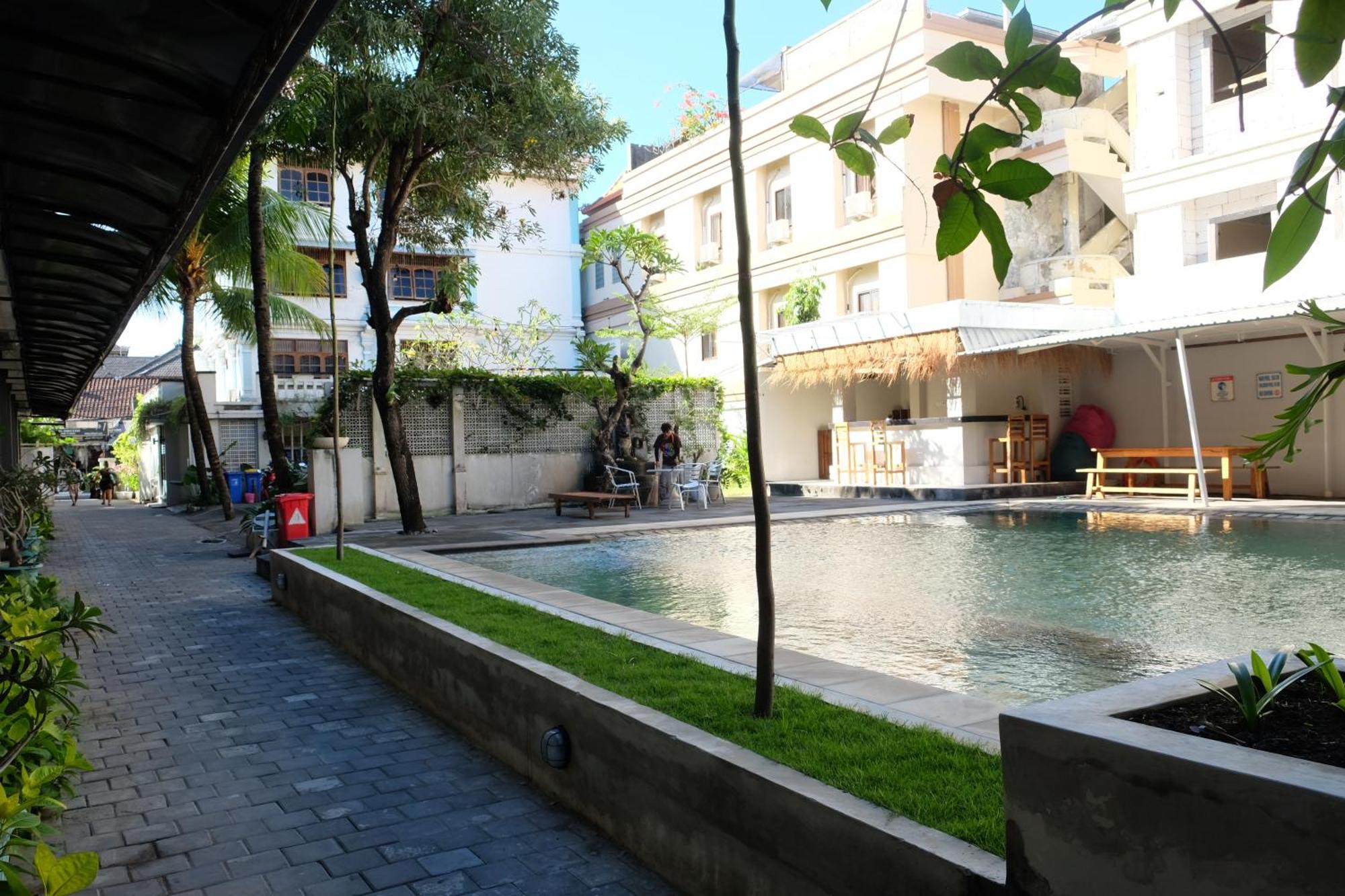 Готель Palm Garden Kuta Кута Екстер'єр фото
