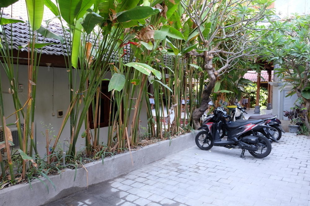 Готель Palm Garden Kuta Кута Екстер'єр фото