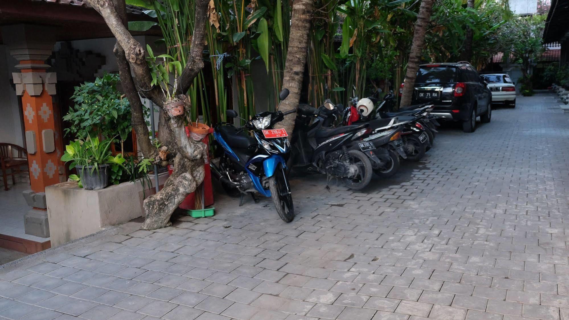 Готель Palm Garden Kuta Кута Екстер'єр фото